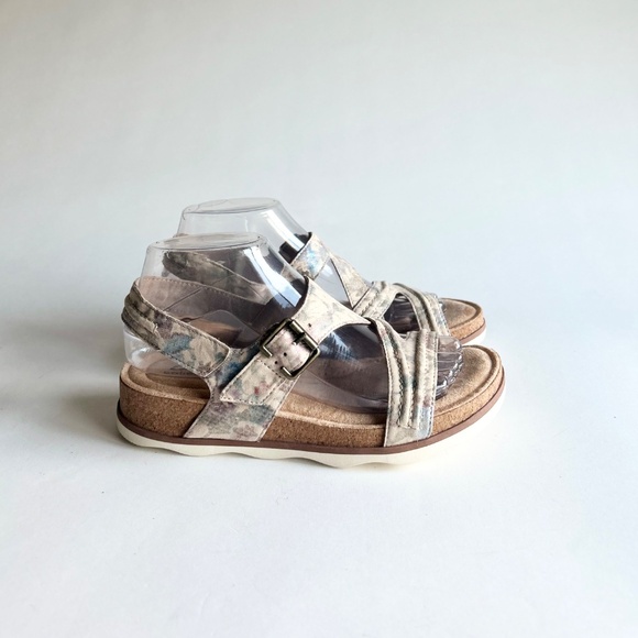 New Clarks Crean Green Pink Textile Rubber Outsole Sandals size 7.5 - Picture 2 of 13